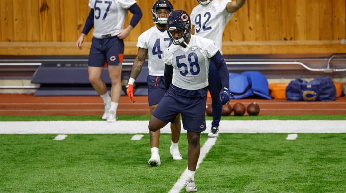 Roquan Smith stretching at Bears offseason camp